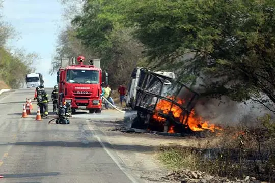 Caminhão com carga de cobre pega fogo na BR-116 entre Euclides da Cunha e Tucano; chamas atingem vegetação