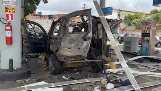 Carro fica destruído após explosão durante abastecimento de GNV na Região Metropolitana de Salvador