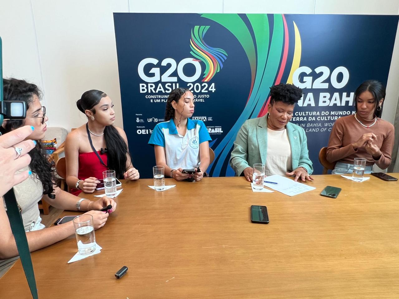 Estudantes de agências de notícias da SEC fazem entrevista exclusiva com ministra da Cultura, no G20 em Salvador