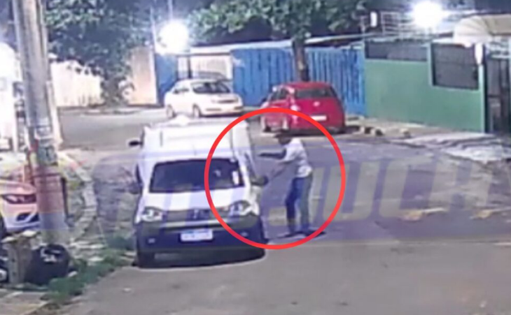 Entregador é rendido por criminoso e tem carro roubado no bairro do Costa Azul