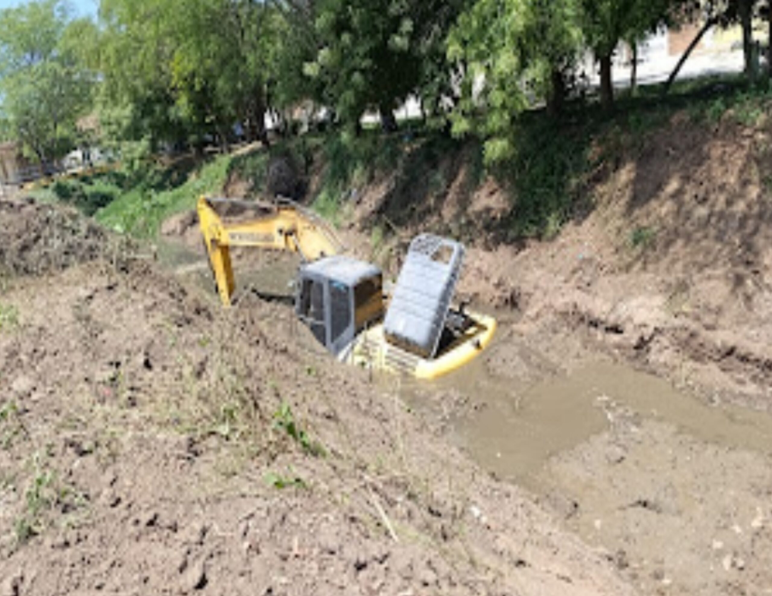 BONFIM:Máquina escavadeira atola e quase desaparece no Canal da Malária em Bonfim