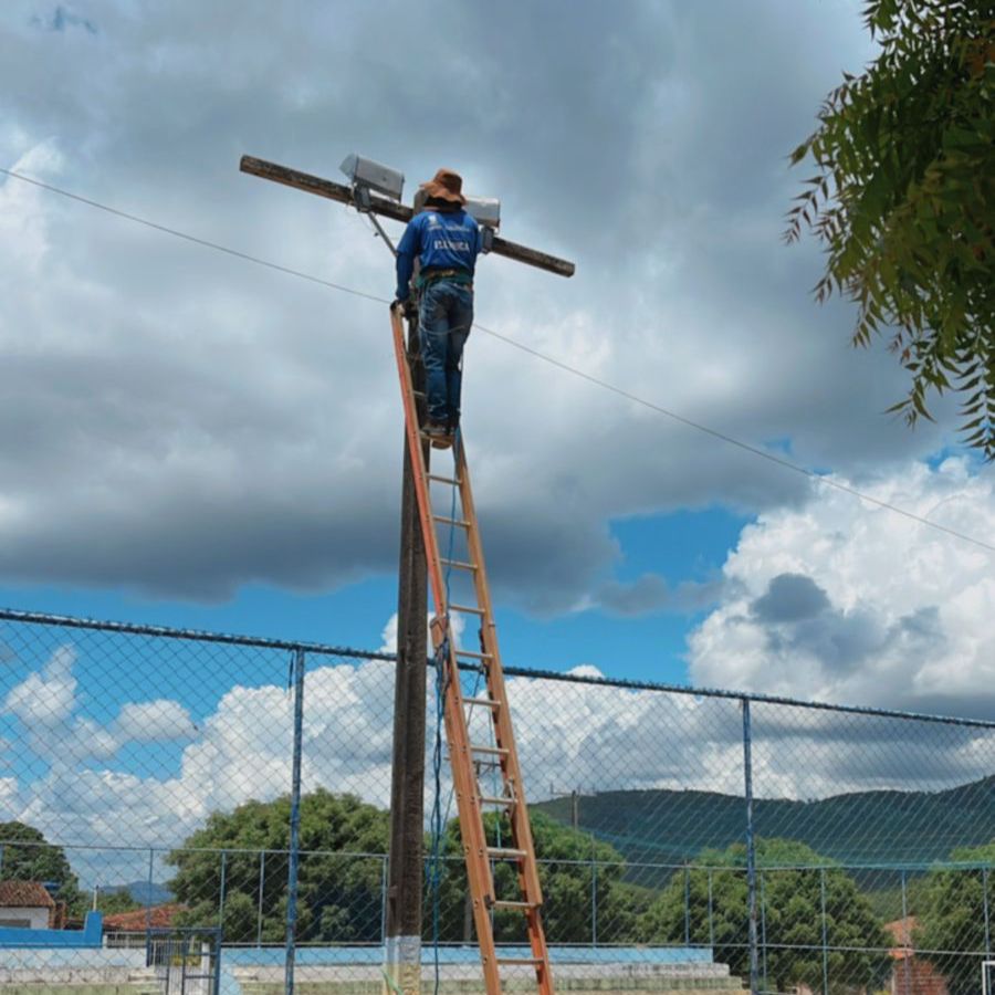 Prefeitura instala nova iluminação em LED da quadra de Várzea da Serra e beneficia comunidade