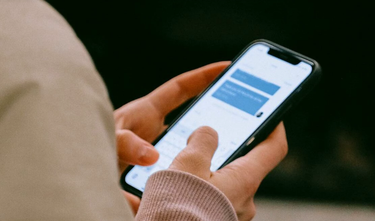 Após desafio na web, adolescente fez vídeos estuprando irmão