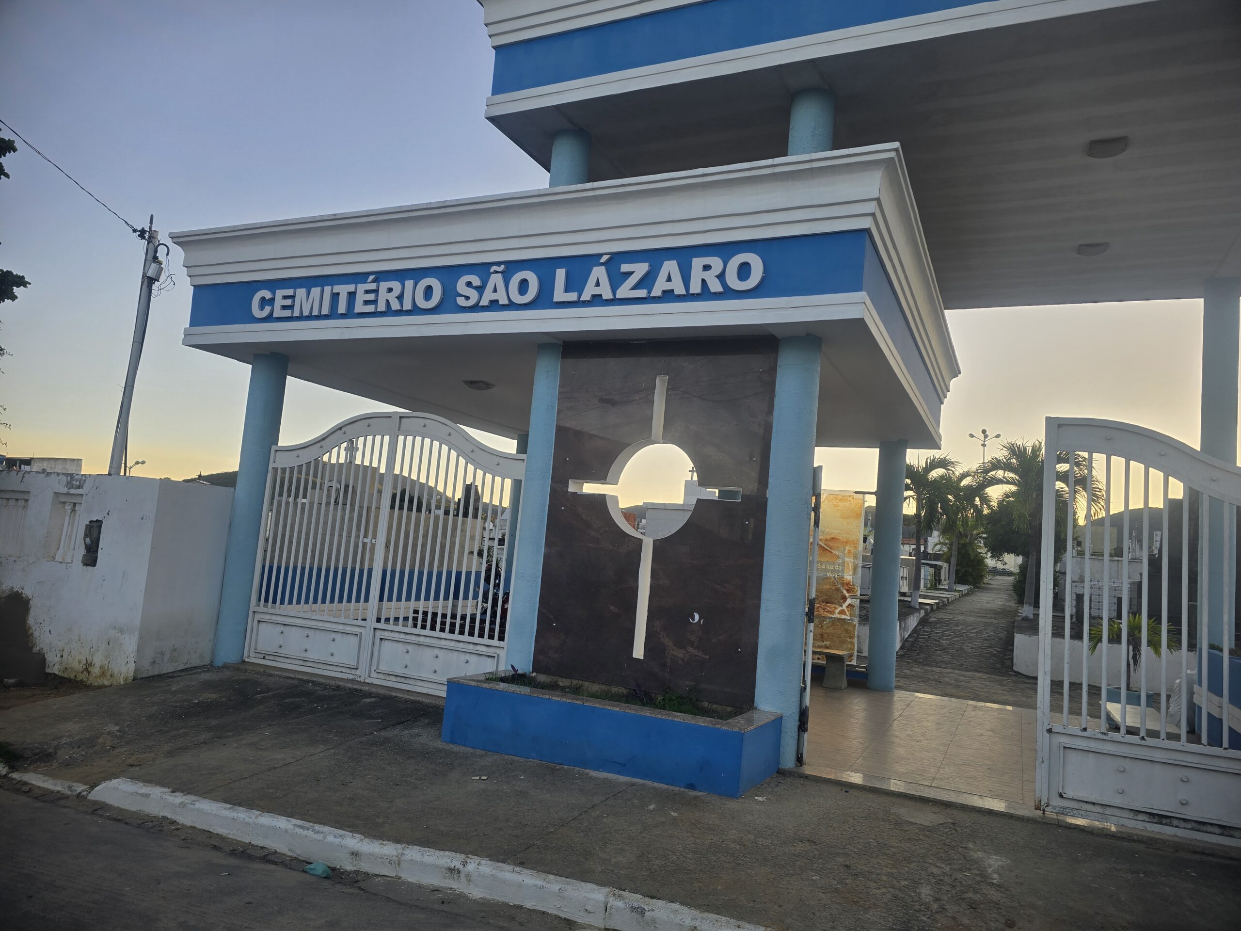 Túmulo do ex Prefeito Paulo Machado abandonado