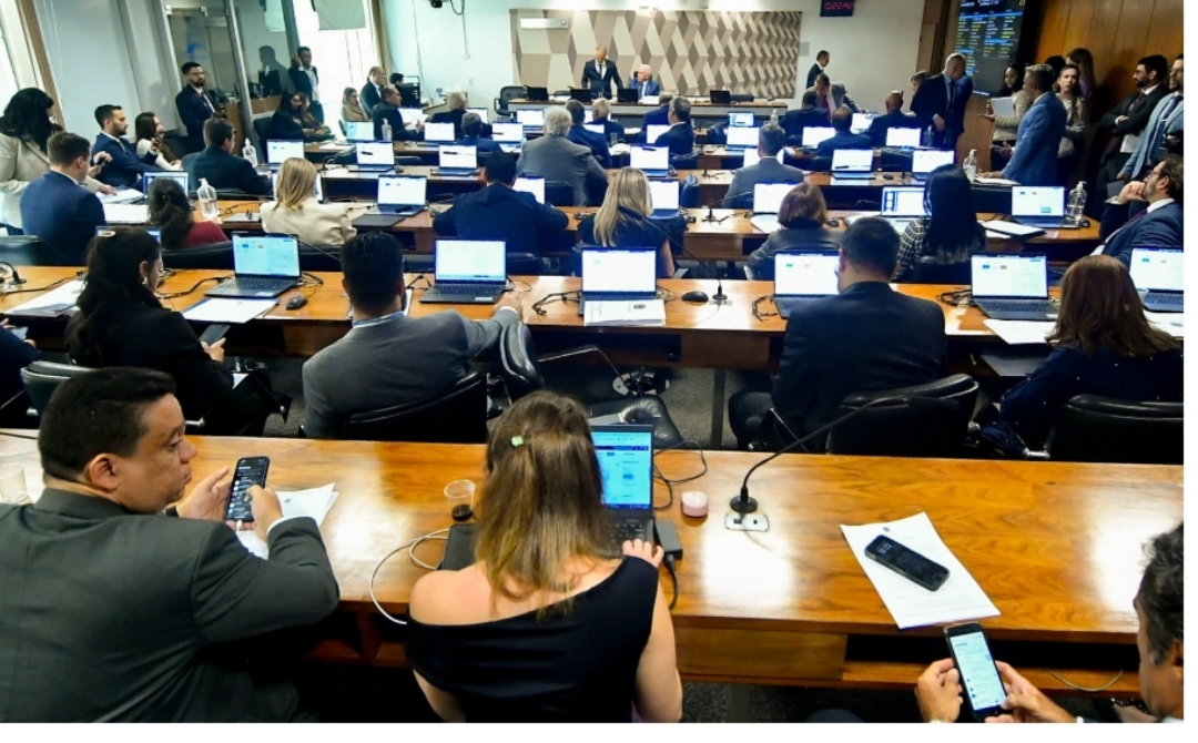 Comissão do Senado aprova fim da reeleição para políticos