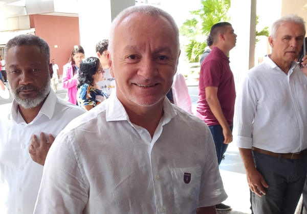 Bobô defende empréstimos solicitados pelo governador: ‘Projeta a Bahia para o futuro’