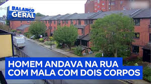 Polícia descobre que homem flagrado carregando uma mala pesada levava dois corpos