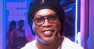 Fã processa Ronaldinho Gaúcho após se decepcionar com o desempenho do jogador