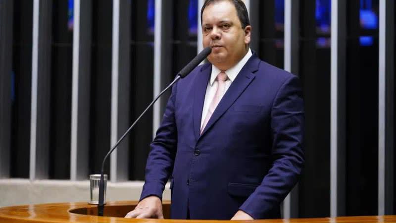Ao lado de Lula, Elmar Nascimento vota a favor de manobra bolsonarista