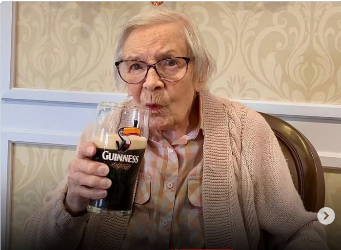 Mulher de 105 anos revela segredo de longevidade