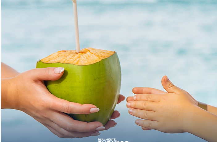 Beber água de coco com frequência pode reduzir inchaço