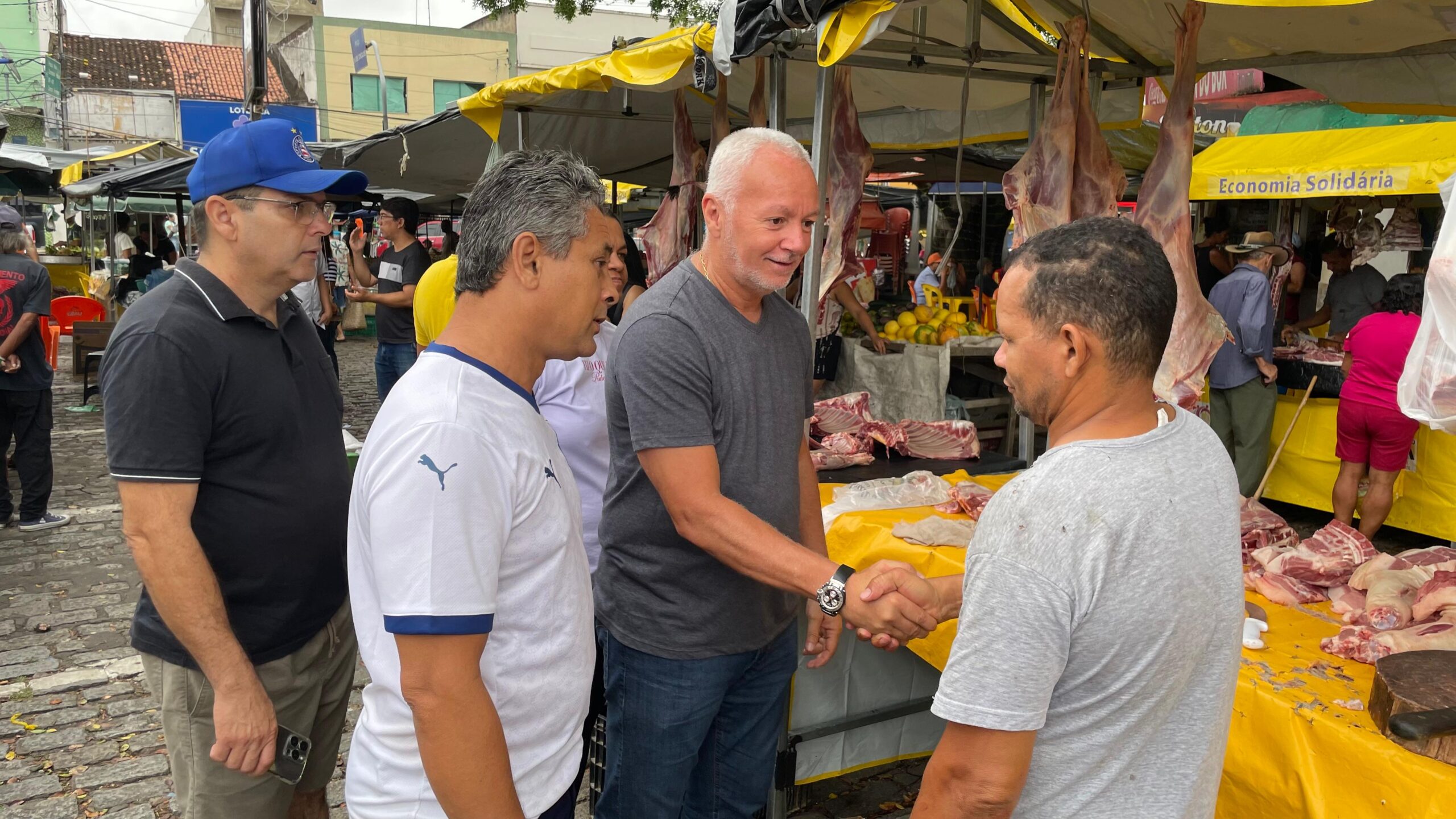Deputado Bobô entrega 55 novas barracas padronizadas a feirantes de Senhor do Bonfim