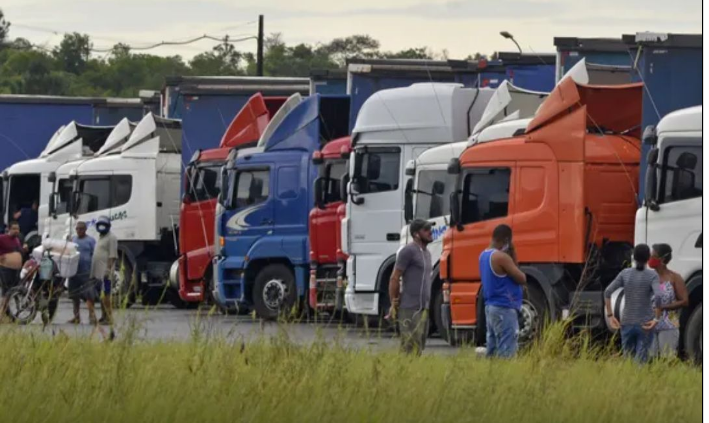 Caminhoneiros ameaçam nova paralisação no Brasil