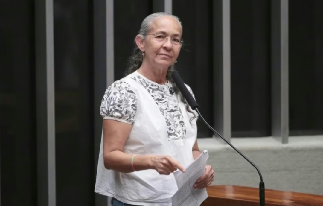 Ex-aliada de Lula, Heloísa Helena toma posse na Câmara e promete não se alinhar ao governo