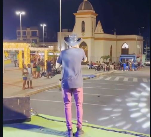 Em Aracaju mesmo sem publico cantor segue o show com entusiasmo
