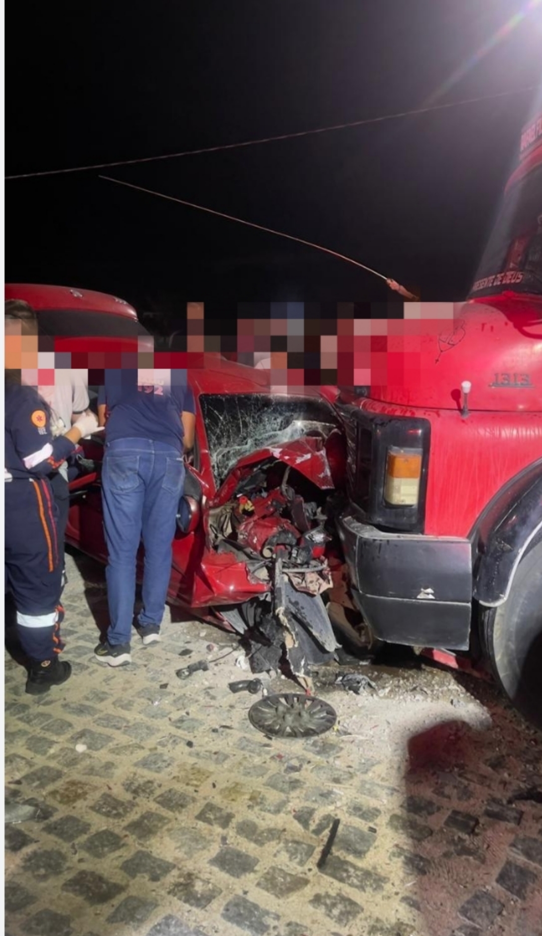 Acidente entre caminhão e carro de passeio em Tijuaçu