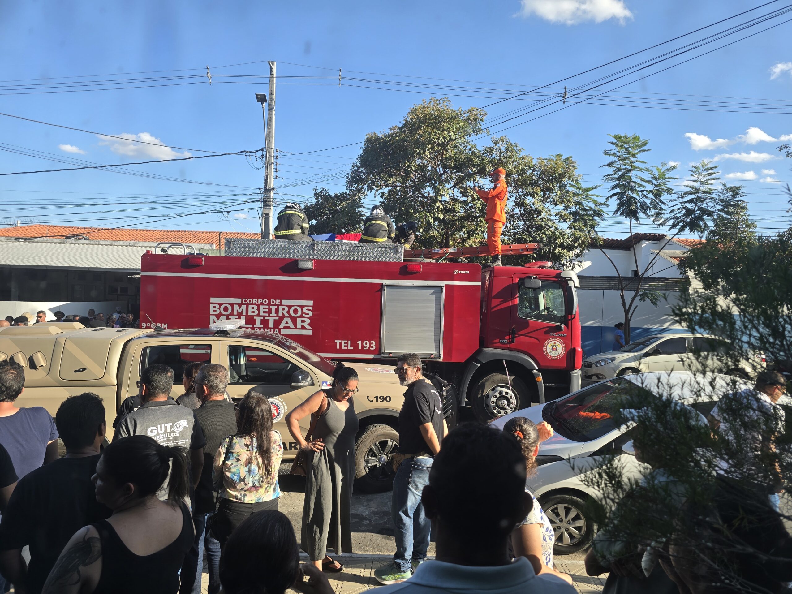 Multidão foi dar último adeus ao Cabo Glauber Rosa