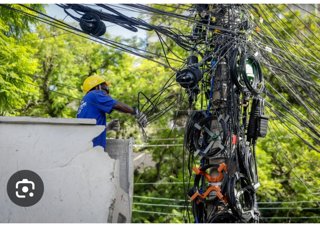 Companhia de energia é  multada em R$ 10 000 por dia por causa de fios soltos, emaranhados