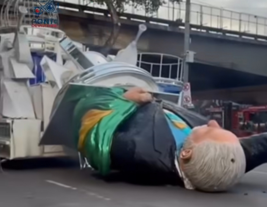 Imagem da estátua de Lula caída repercute nas redes sociais
