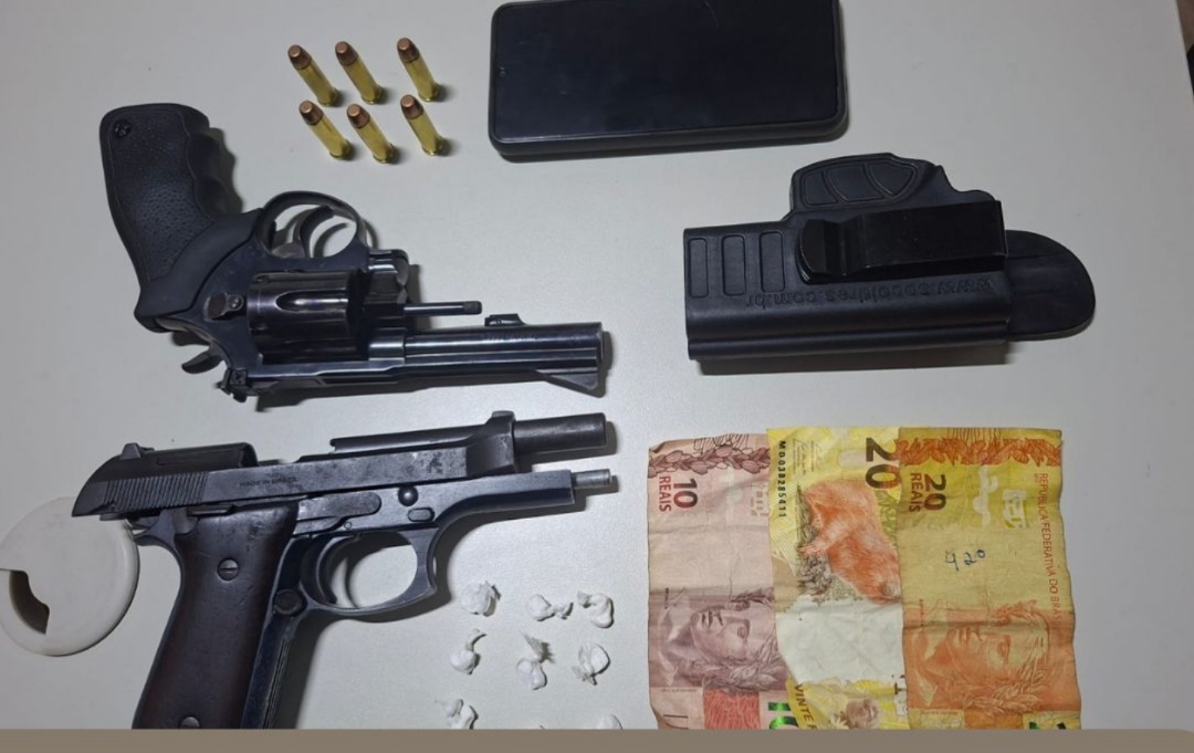 Polícia combate tráfico de drogas e posse ilegal de armas de fogo