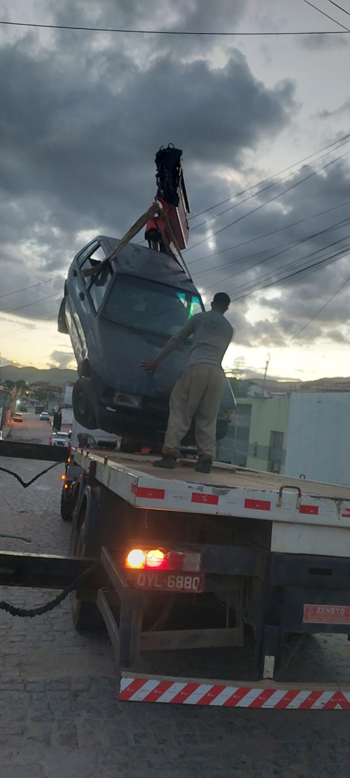 DMTRANS recolhe veículo em estado de abandono na tarde desta quarta-feira