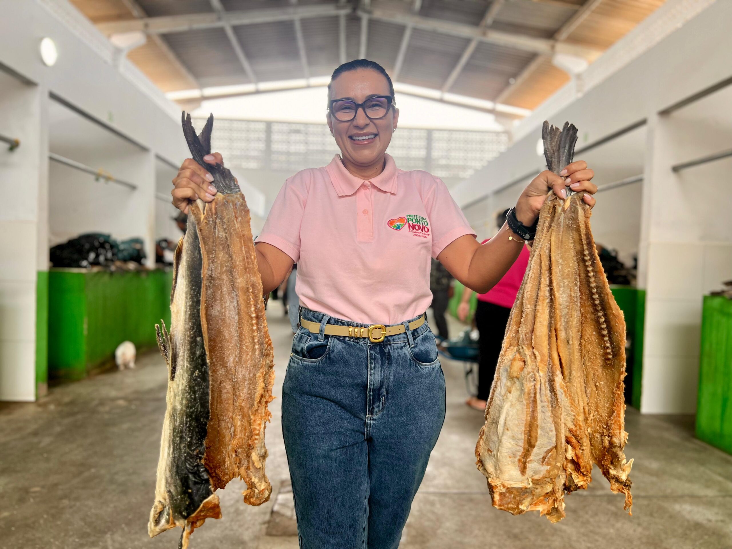 Prefeita de Ponto Novo, Fabiane inova e garante mais de 3 mil kits com bacalhau na Semana Santa em Ponto Novo