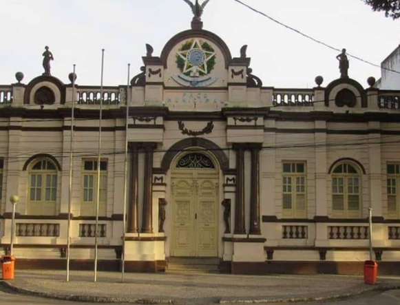 Quatro estudantes ficaram feridos após parte do piso ceder dentro da prefeitura de Cruz das Almas, no Recôncavo Baiano.