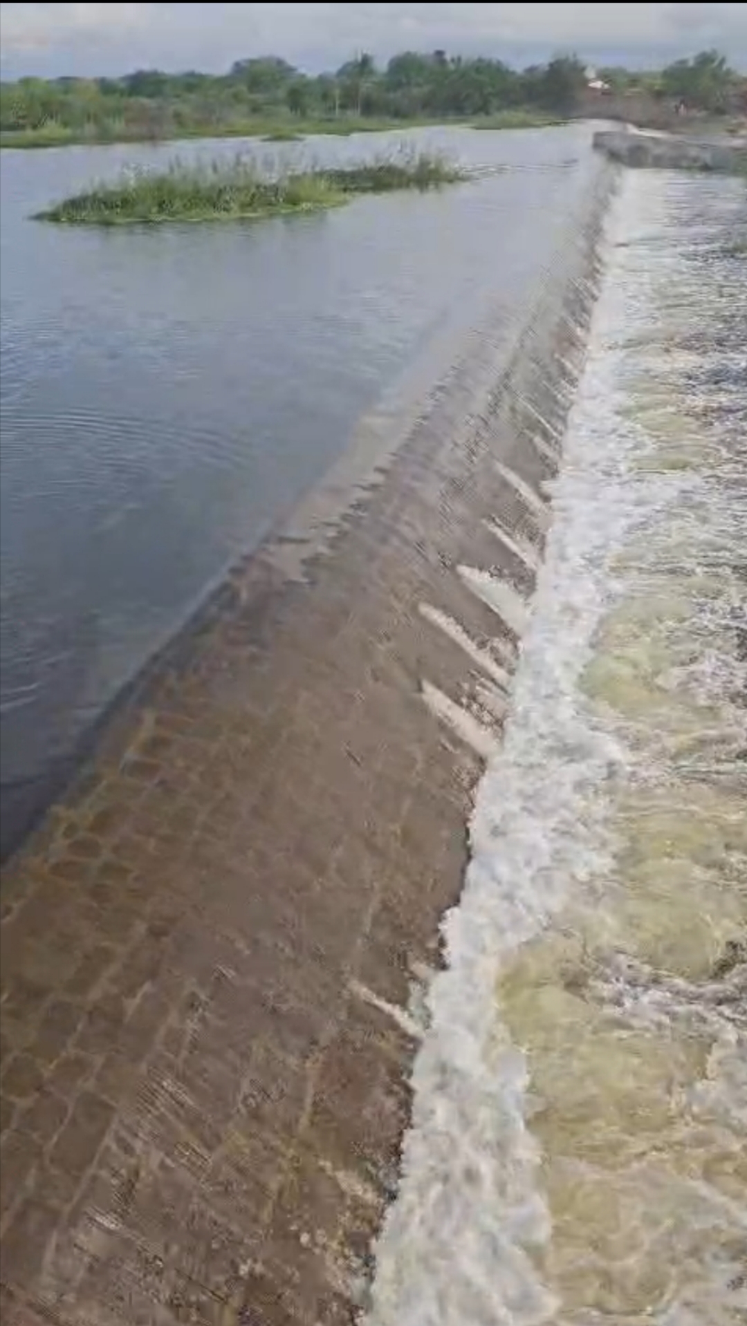 Bênção Celestial: Açude transborda em Itiúba!