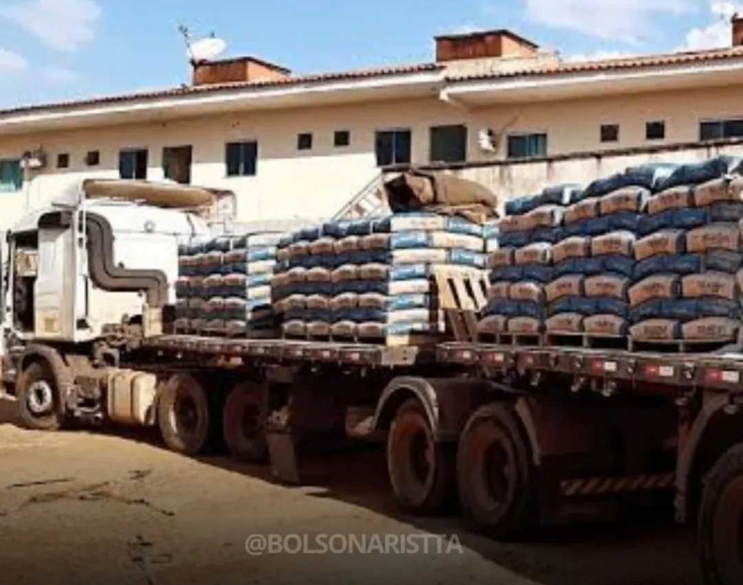 Empresa anuncia vaga para 4 pessoas trans para descarregar caminhão de cimento