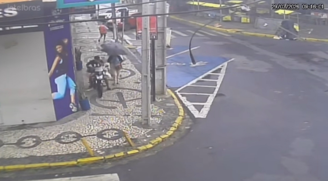 Motocicletas são flagradas circulando em calçadas e na contramão em diversos pontos da cidade