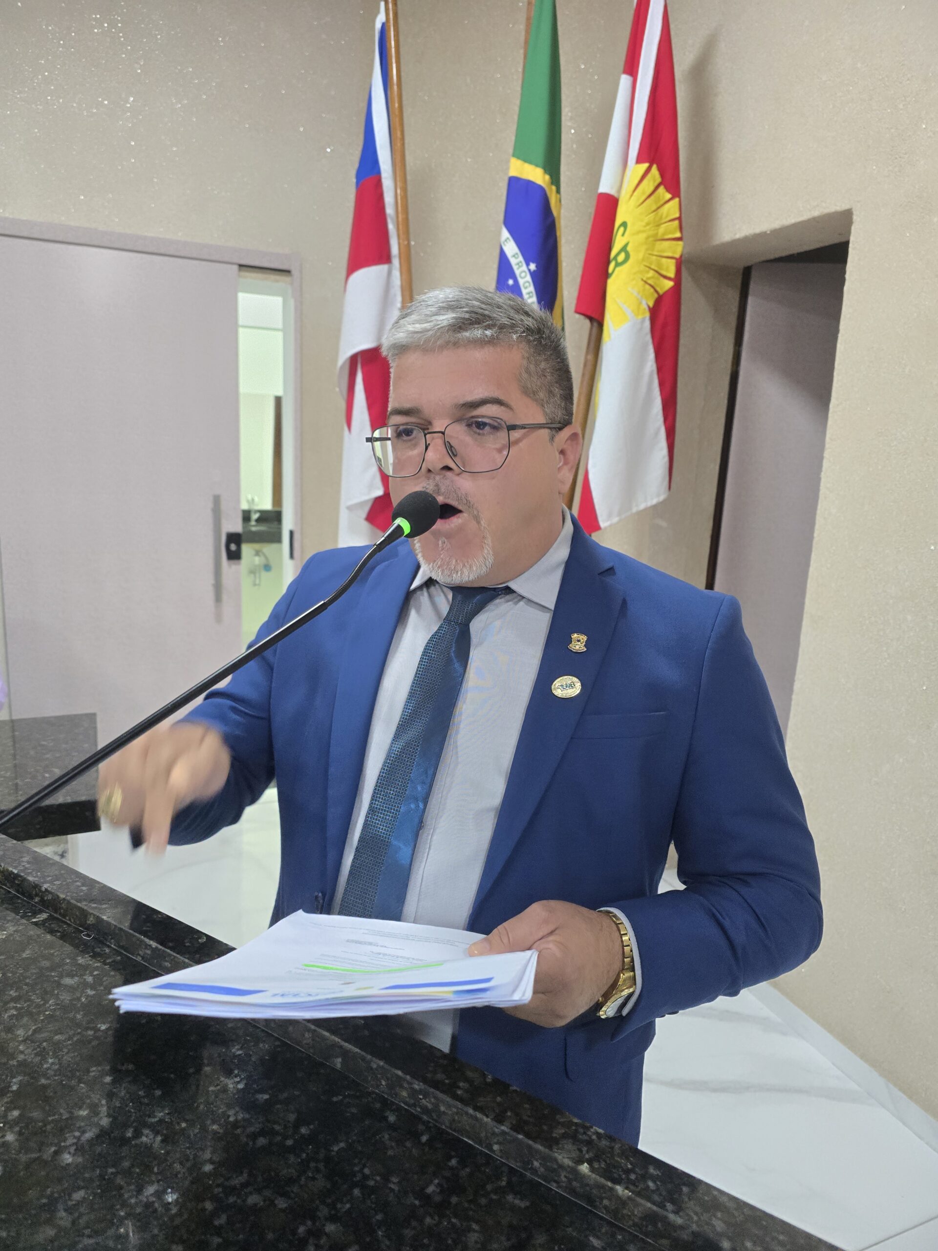 Vereador Idailton Galeguinho rebate oposição e cita Weslen Aquino como oposicionista durante sessão