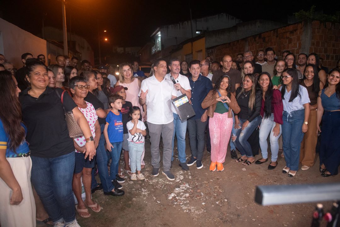 Sextou com Obras: Alegria e gratidão marcam início da pavimentação da Travessa Petronilio de Carvalho em Senhor do Bonfim