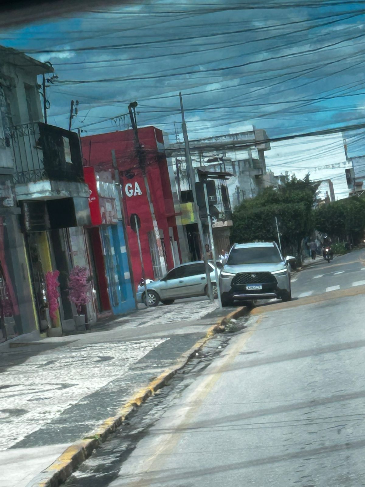 Veículo é flagrado estacionado de forma irregular em área proibida e falta de fiscalização gera críticas em Senhor do Bonfim
