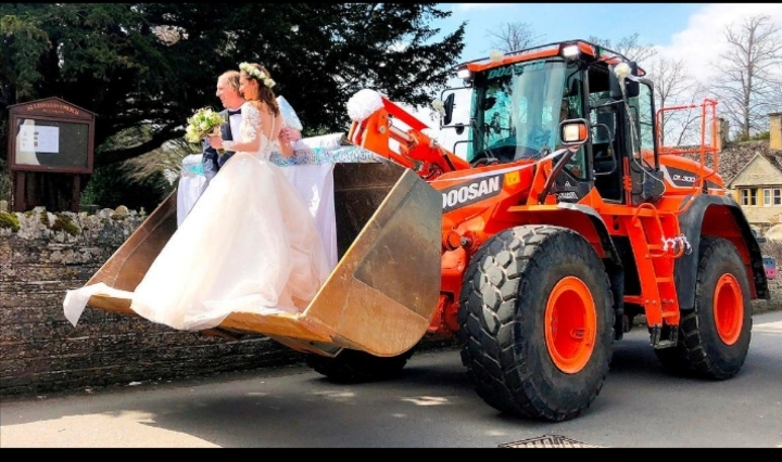 Noiva chega ao casamento dentro da concha de uma escavadeira e surpreende convidados em Santa Catarina