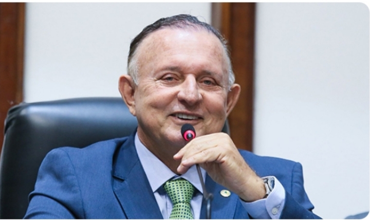 Deputado Adolfo Menezes evita responder sobre segurança pública e desvia para obras e investimentos