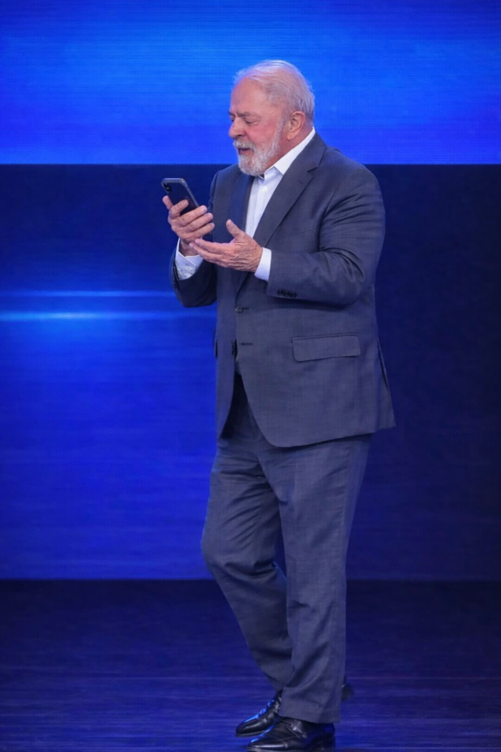 Lula critica uso excessivo de celular e alerta para desinformação nas redes sociais