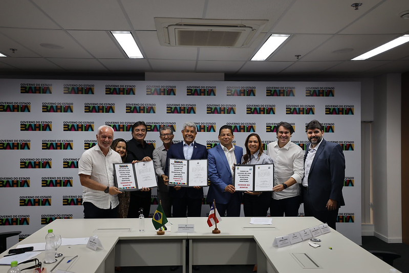 Bobô participa da assinatura do termo de cessão que oficializa a estadualização do Hospital Dom Antônio Monteiro