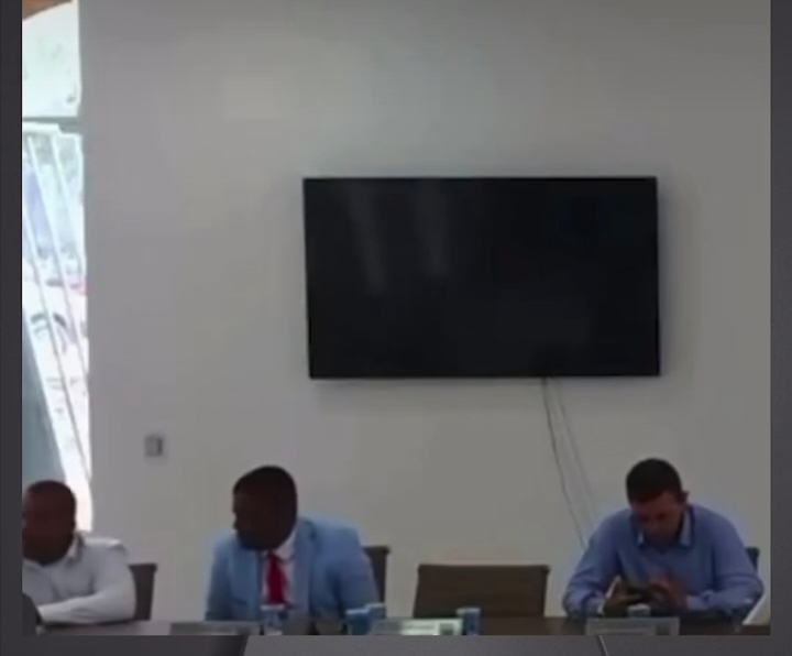 Telão da Câmara Municipal de Laje exibe conteúdo pornográfico durante sessão na Bahia