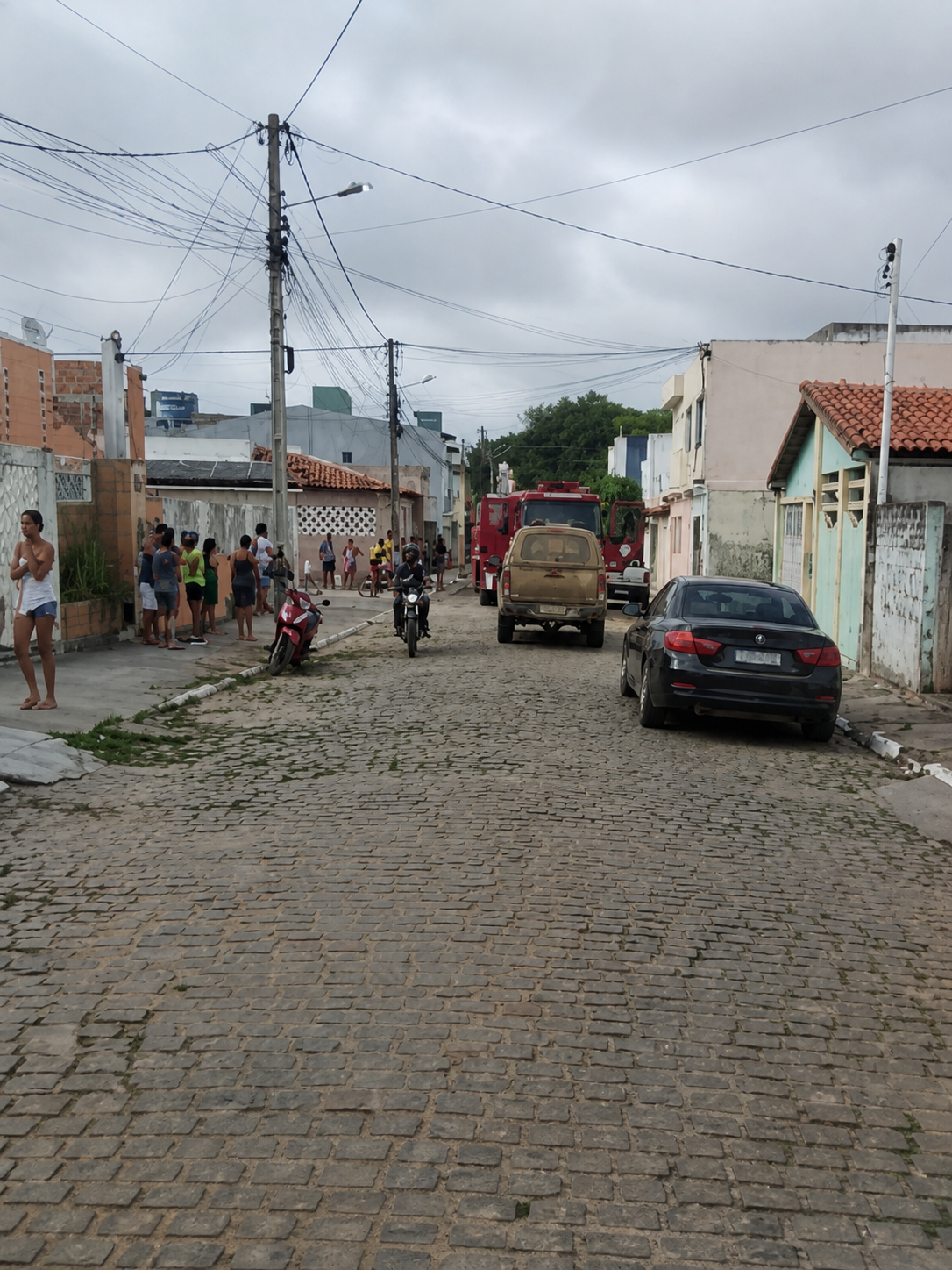 Tragédia em Serrinha choca a Bahia: três crianças morrem carbonizadas após incêndio atingir casa neste domingo (03)