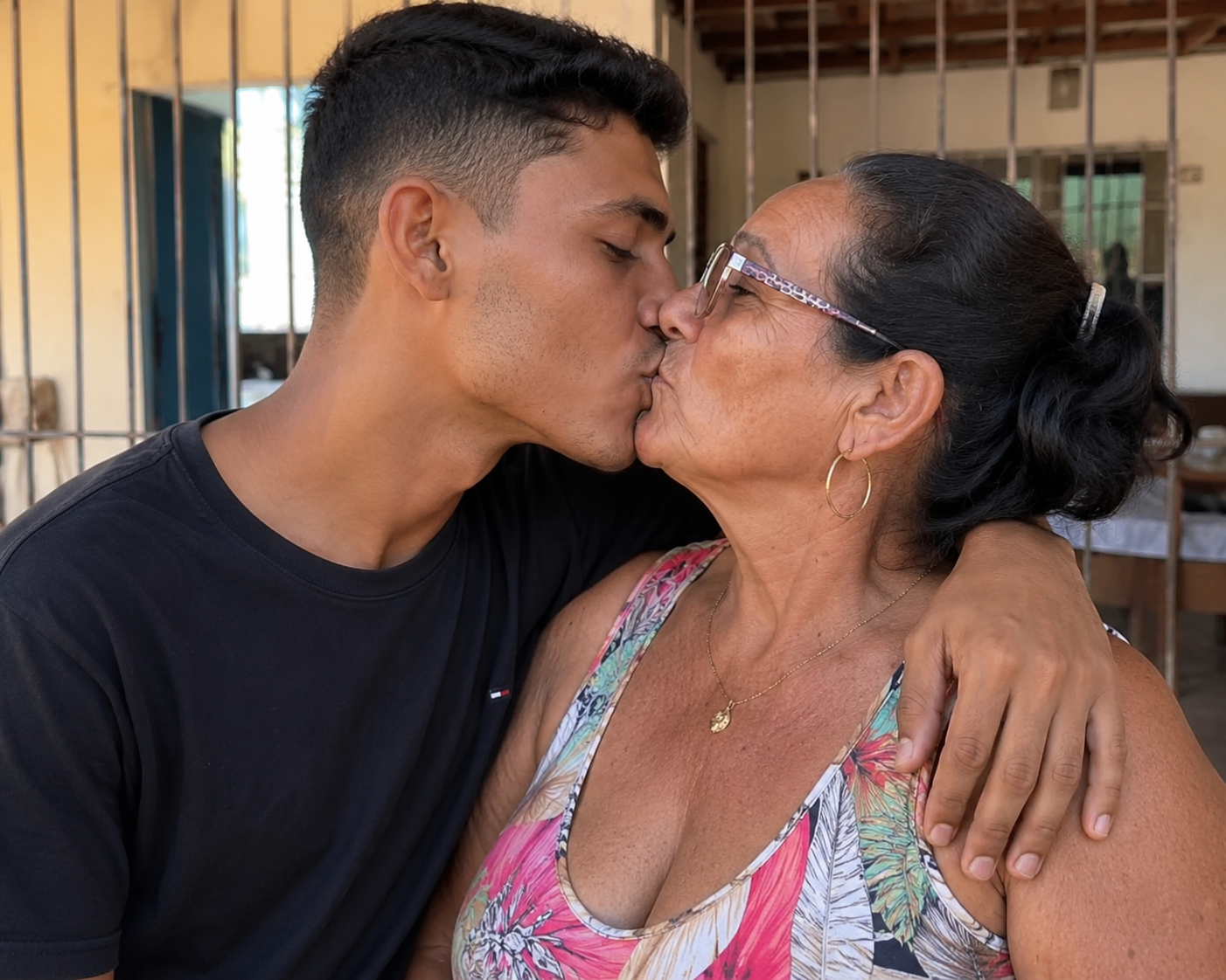 Jovem assume romance com ex-sogra no Piauí e casal aparece aos beijos em público