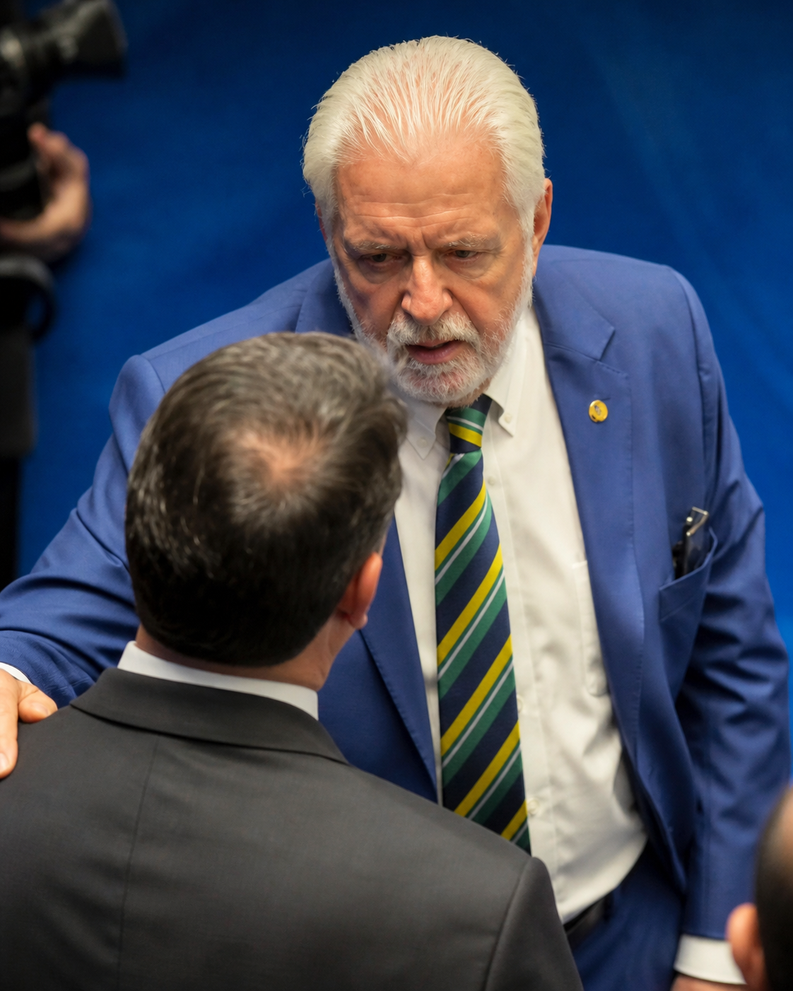 Senador Jaques Wagner e Flávio Bolsonaro são flagrados em conversa amistosa no Senado