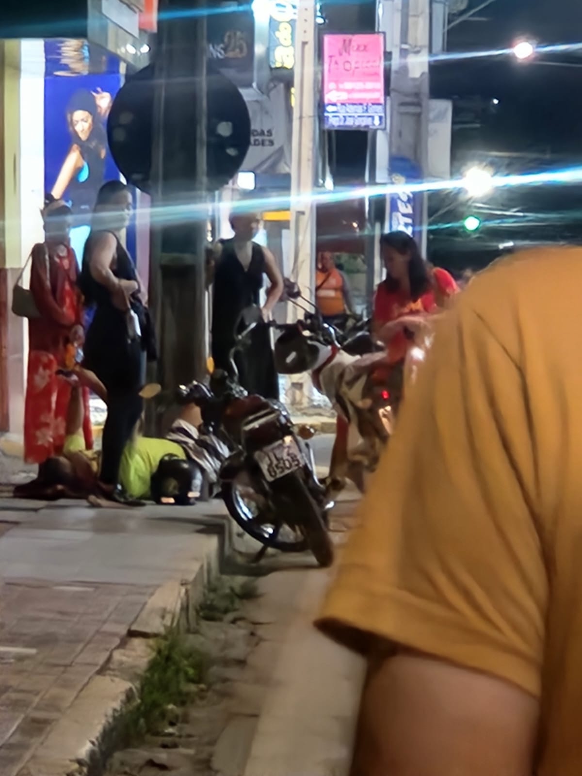 Fiação irregular em poste provoca acidente com motociclista em Senhor do Bonfim