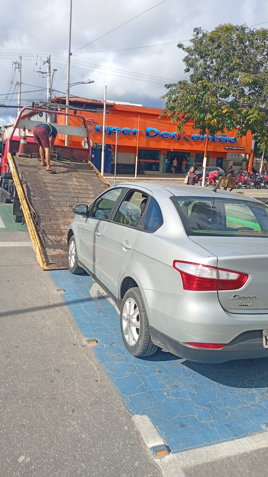 DMTRANS começa a rebocar veículos estacionados em vagas especiais em Senhor do Bonfim