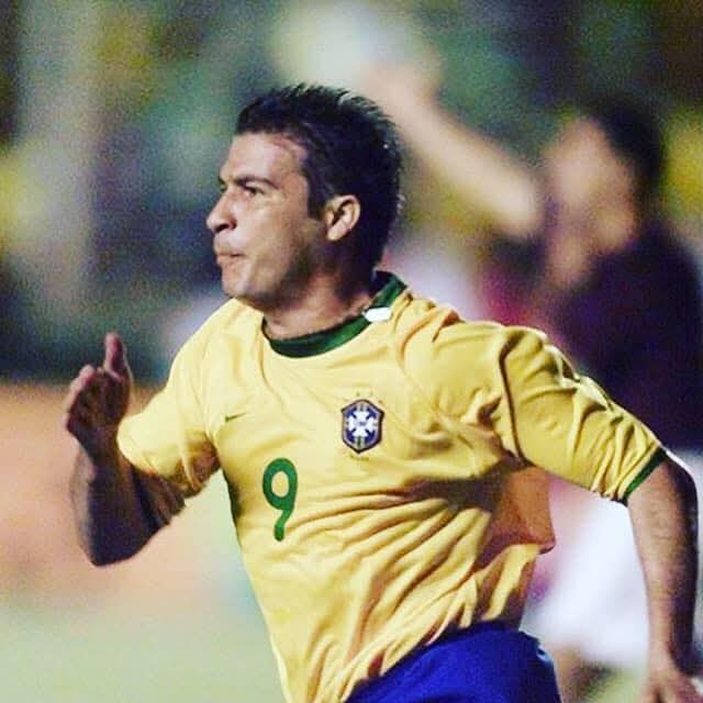 Ex-jogador Luizão é acusado pela namorada de agressão; pentacampeão apresenta outra versão à polícia