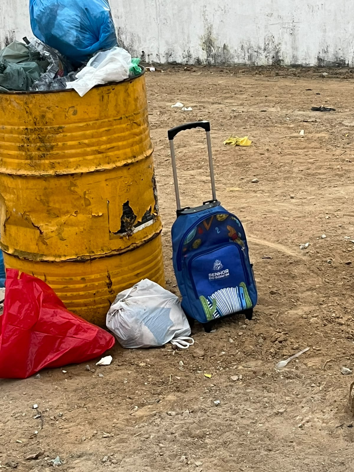 Mochila escolar fornecida pelo município é encontrada no lixo ao lado de creche em Senhor do Bonfim