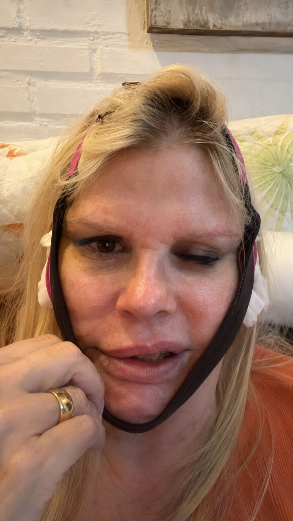 Monique Evans faz cirurgia facial e banco deixa de reconhecer biometria da apresentadora