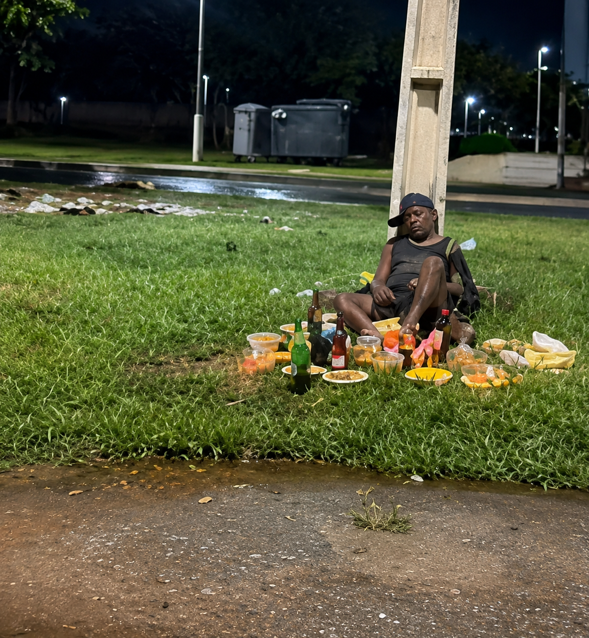 Homem é flagrado consumindo oferendas após festival e caso viraliza nas redes