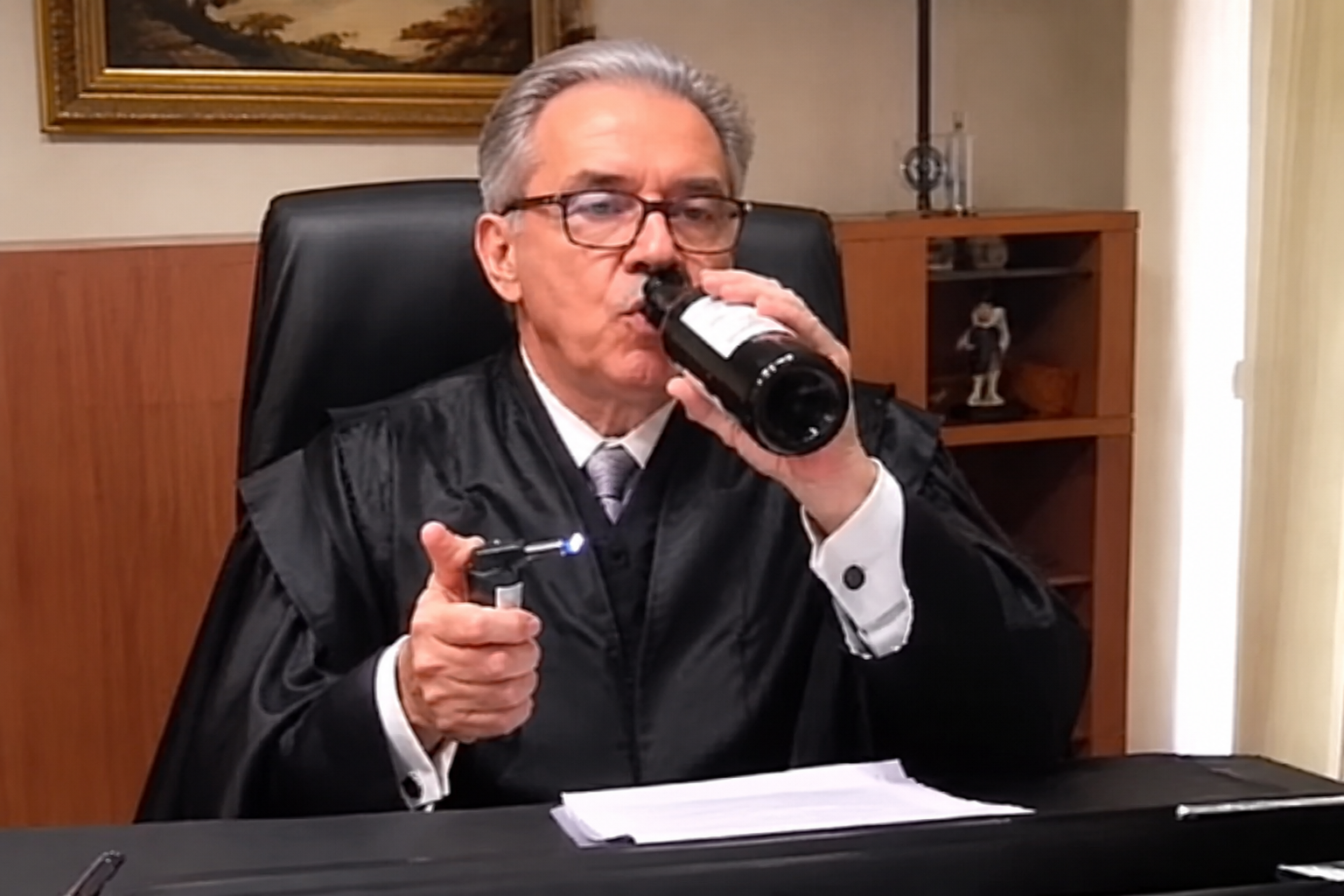 Juiz é flagrado bebendo vinho e fumando durante sessão virtual