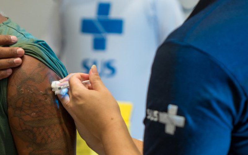 Ministério da Saúde anuncia um milhão de doses extras para vacinação de bloqueio do sarampo no Rio de Janeiro