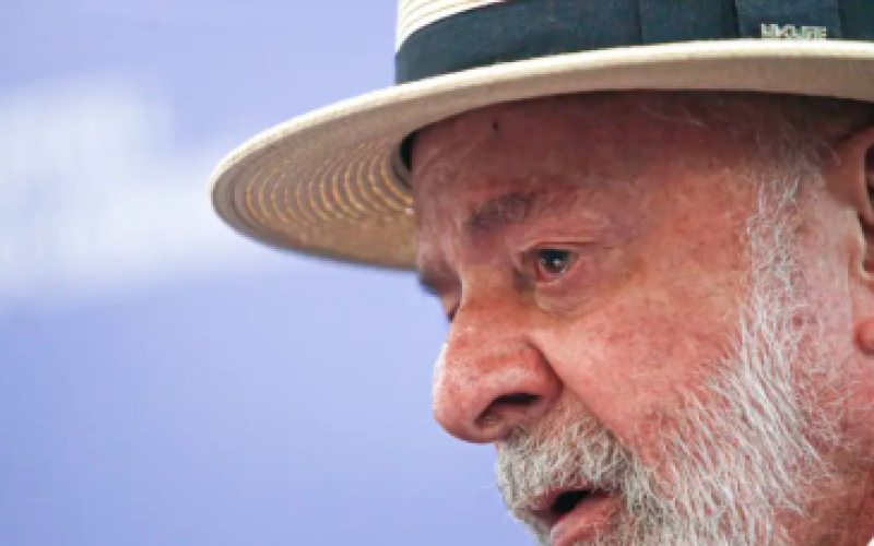 Lula evita ato público para evitar novo constrangimento